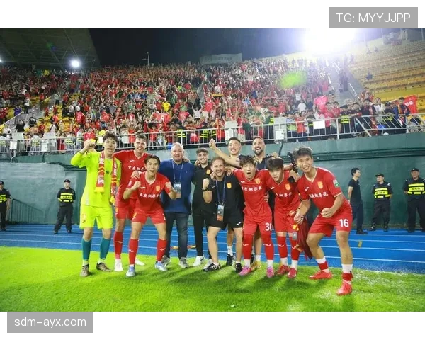 广州队球迷信念坚定，全队受鼓舞拼搏向前表现亮眼